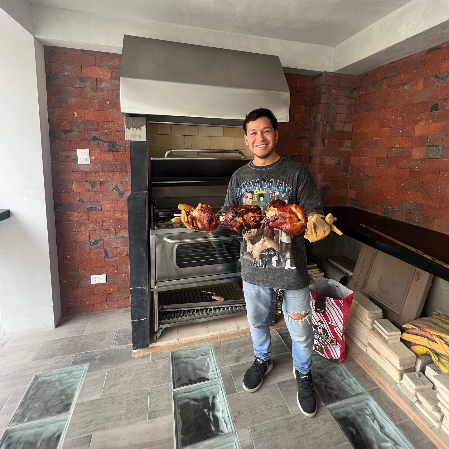 Referencia de una parrilla de acero inoxidable integrada en una terraza